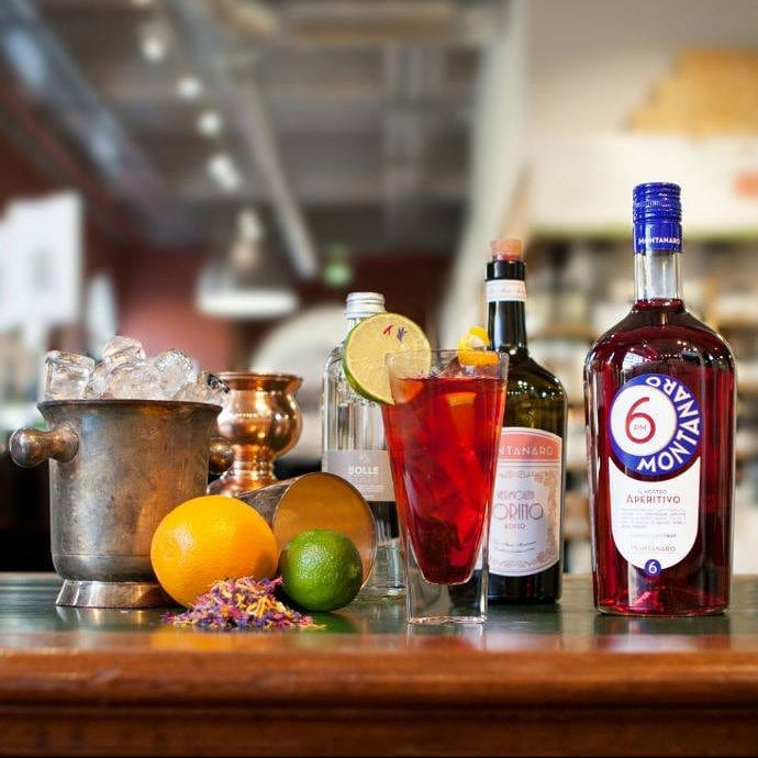 Aperitivo 6 PM mit Vermouth – stimmungsvoller Aperitivo-Moment im Turiner Stil