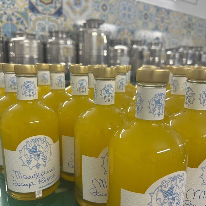 Handgemachter goldener Mandarinenlikör aus den Campi Flegrei von Assuntina di Capri.