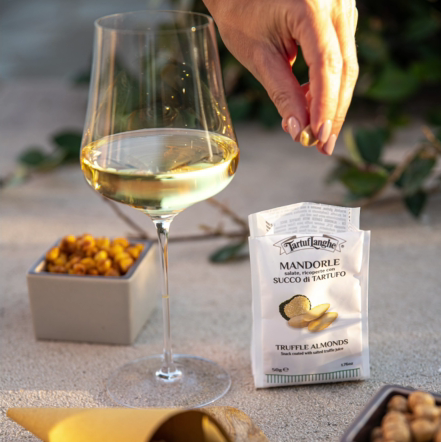 Nahaufnahme Trüffel-Mandeln von Tartuflanghe – mit echtem Sommertrüffelsaft (Tuber aestivum) überzogen