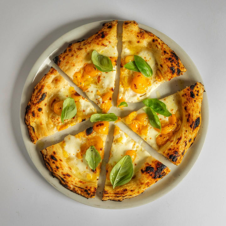 Pacchetelle Gialle auf Gourmet-Pizza – gelbe Tomatenfilets vom Vesuv als karamellisiertes Pizza-Topping