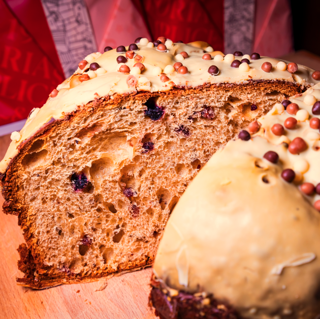 Panettone Frutti di Bosco – sizilianischer Panettone mit Waldbeeren, weißer Schokoladenglasur und Schokoladenperlen