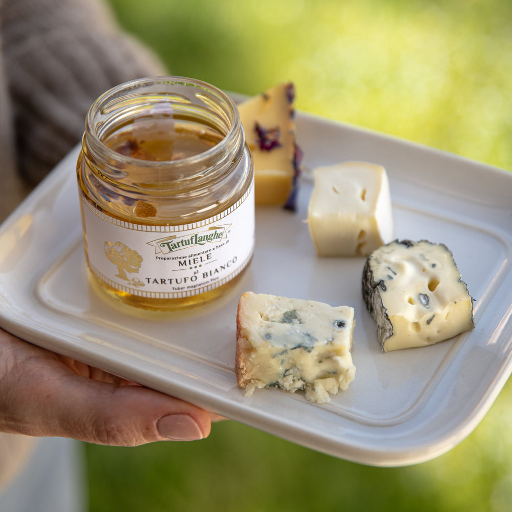 Edler Akazienhonig veredelt mit weißem Trüffel als Gourmet-Beilage zu gereiftem Käse.