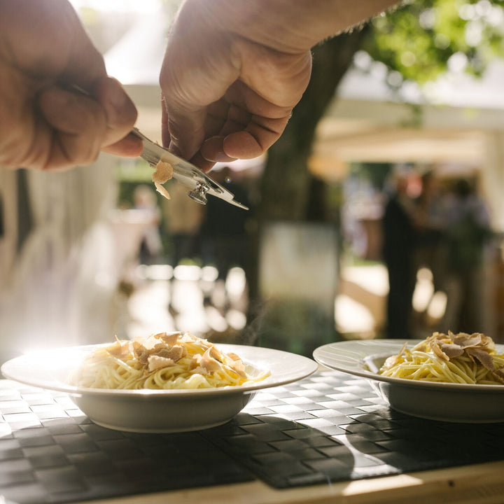 Handgeschnittene Eier-Tagliolini mit Trüffel-Veredelung im Teig.