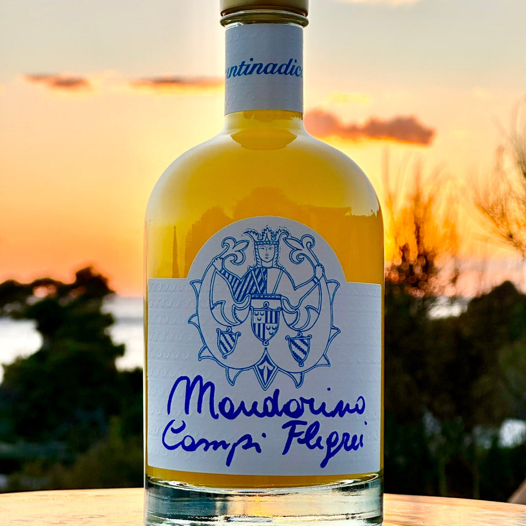 Handgemachter goldener Mandarinenlikör aus den Campi Flegrei von Assuntina di Capri.