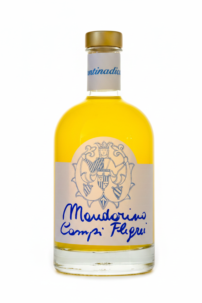 Handgemachter goldener Mandarinenlikör aus den Campi Flegrei von Assuntina di Capri.