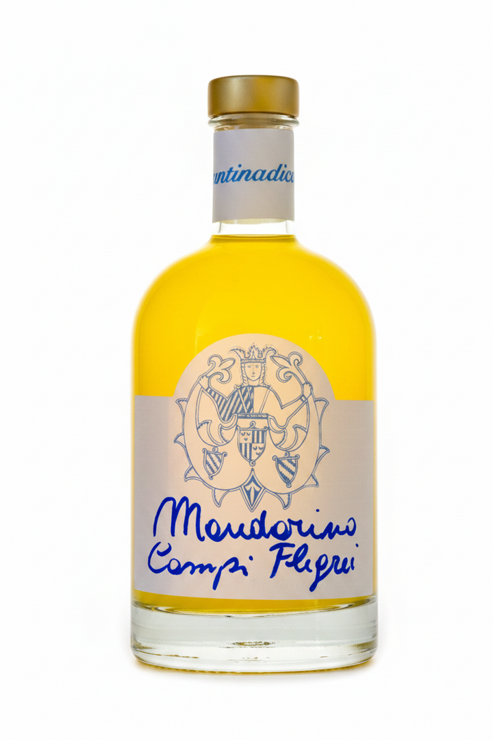 Handgemachter goldener Mandarinenlikör aus den Campi Flegrei von Assuntina di Capri.