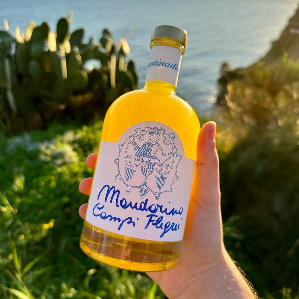 Handgemachter goldener Mandarinenlikör aus den Campi Flegrei von Assuntina di Capri.