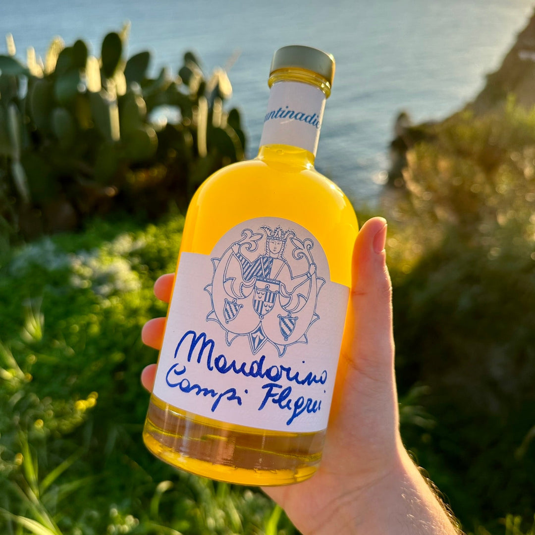 Handgemachter goldener Mandarinenlikör aus den Campi Flegrei von Assuntina di Capri.