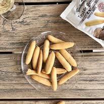 Knusprige Mini-Grissini mit echtem Sommertrüffel, Olivenöl und Meersalz.