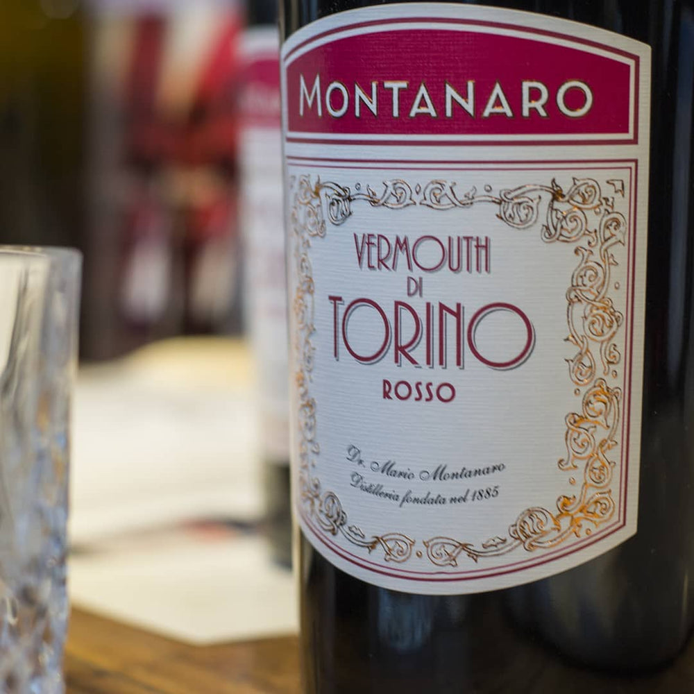 Vermouth Rosso Montanaro in Glas auf Eis mit Orangenzeste – klassischer Aperitivo aus Turin
