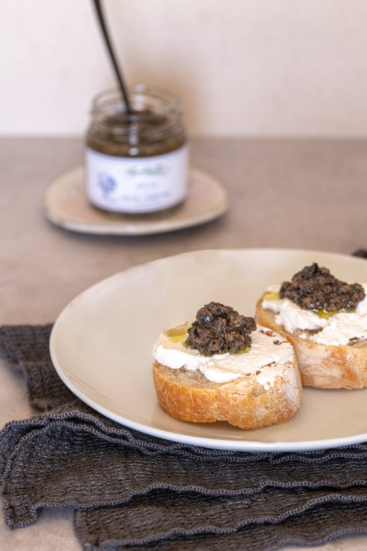Italienische Oliven-Trüffel-Salsa mit Sommertrüffel, Kapern und Sardellen für Bruschetta.