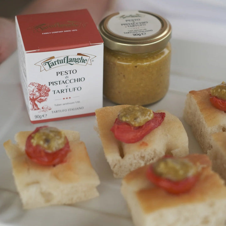 Pistazien-Trüffelpesto auf Crostini – Gourmet-Feinkost aus dem Piemont von Tartuflanghe
