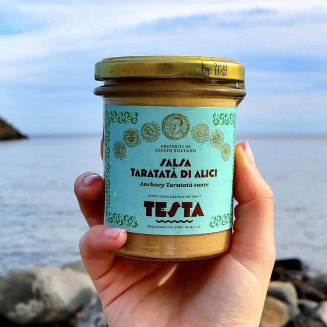 Sizilianische Salsa Taratatà aus Sardellen, Mandeln aus Avola und Zitrusfrüchten von Testa Conserve.